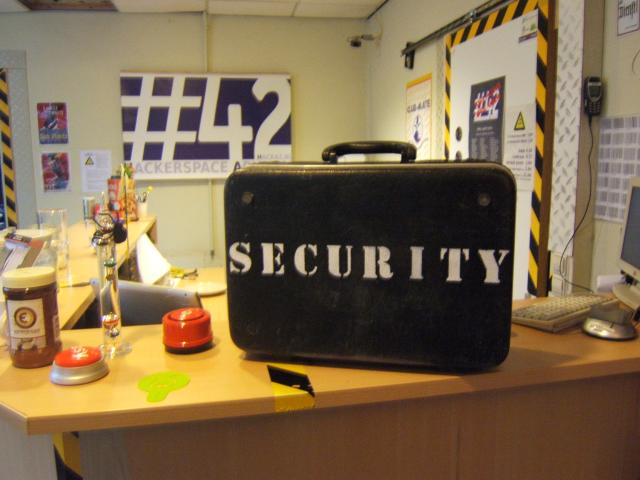 Bestand:Securitysuitcase.jpg