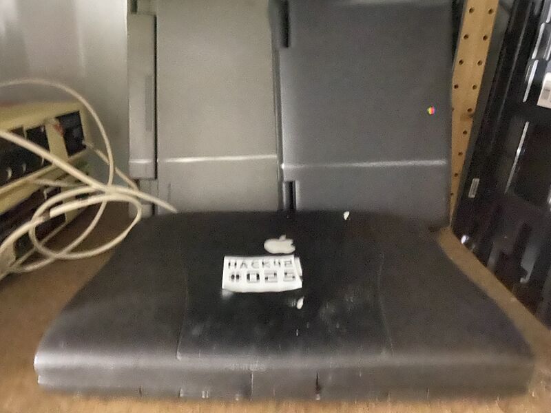 Bestand:025 g3 ibook oude apple laptop beide met schade aan display scharnieren en toshiba sattelite.jpg