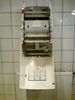 machine die papieren handdoekjes uitspuugt in de toiletgroep