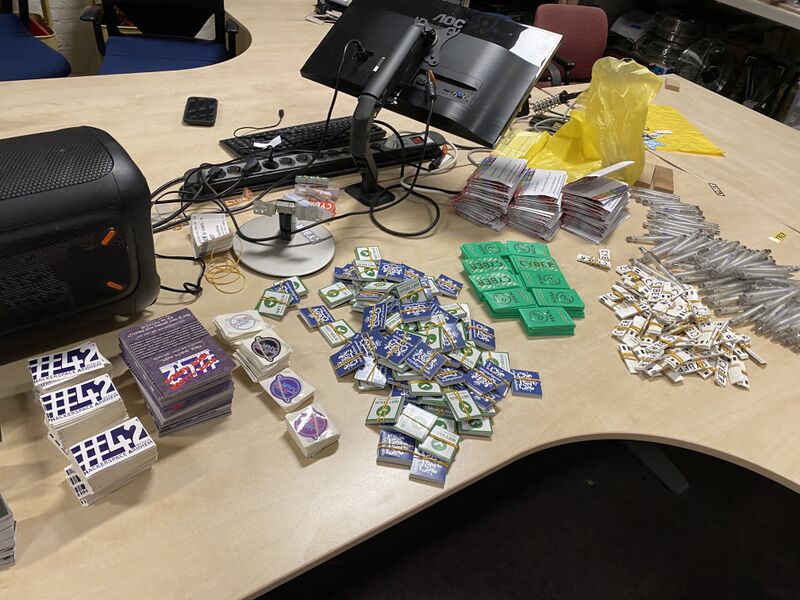 Bestand:Cyber groupbuy 2024 inpakken 6.jpg