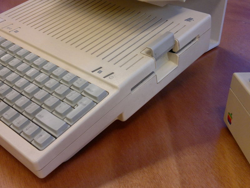 Bestand:Apple IIc floppydrive.jpg
