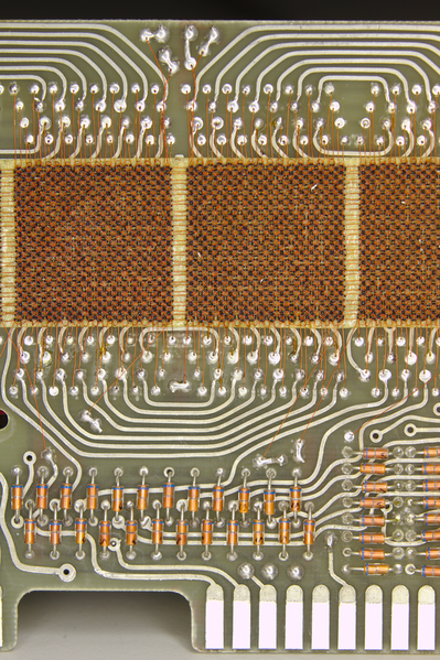 Bestand:Wang-700b-core-memory-m.png