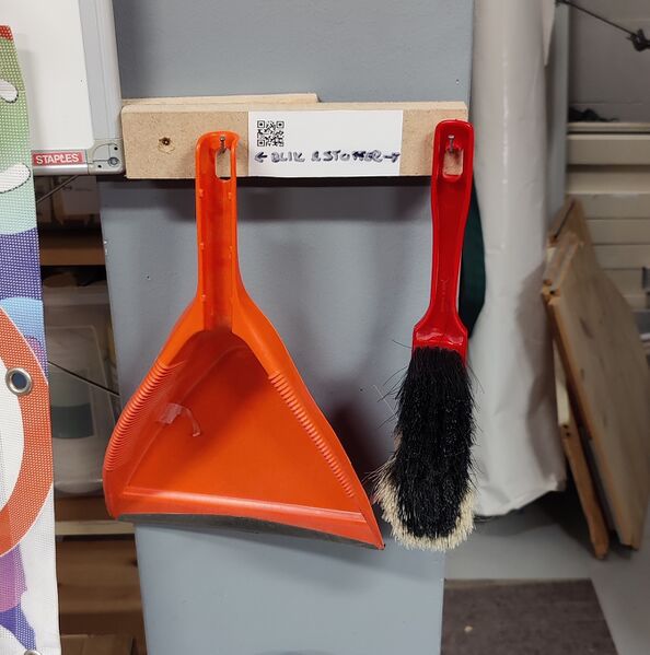 Bestand:Tool Stoffer en Blik Picture.jpg