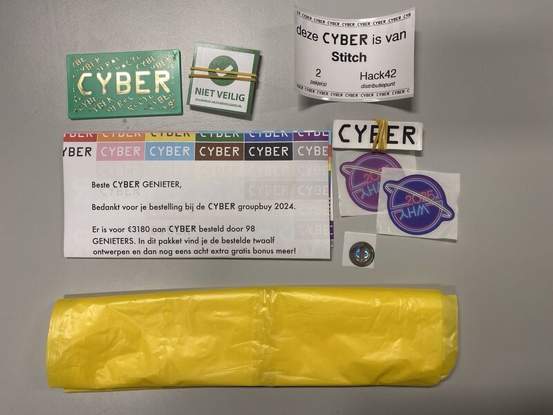 Bestand:Cyber Inpakavond 2024 kit 2 onderdelen en naamsticker.jpg