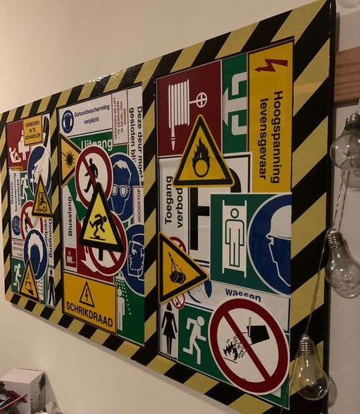 Bestand:Trip(tych)Hazard right.jpeg