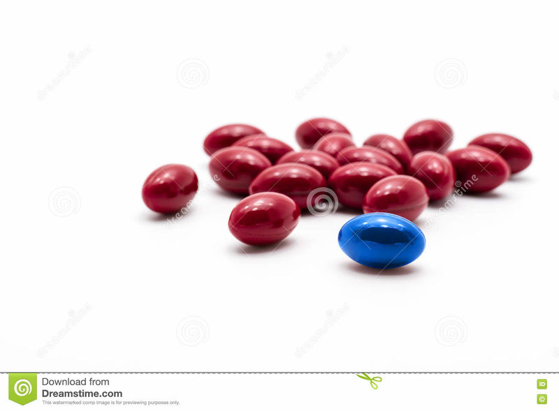 Bestand:Vitaminepillen-op-witte-achtergrond-kies-rode-pil-blauwe-pil-74162850.jpg