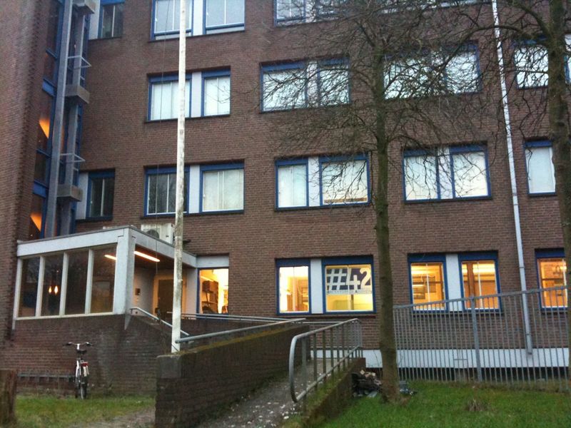 Bestand:Hack42 oploop vooringang.jpg