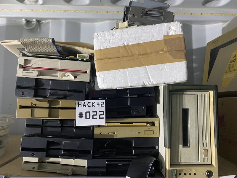 Bestand:022 525 floppydrives loopwerken en tapespeler.jpg