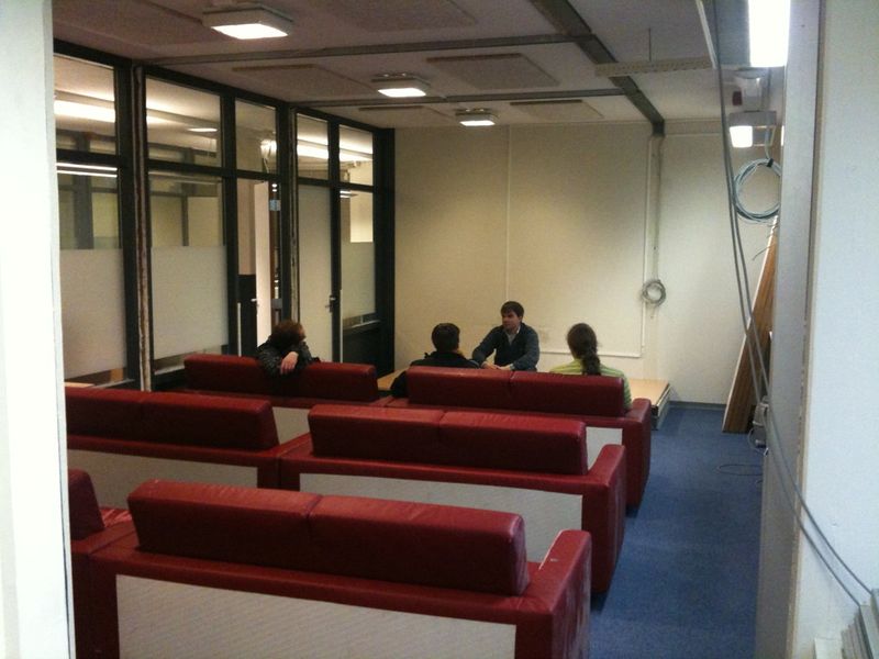 Bestand:Lecturehall track1 back.jpg