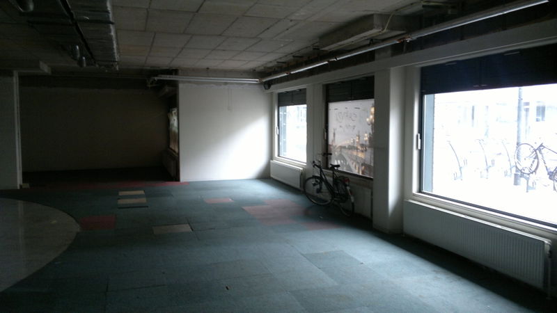 Bestand:Bank twee ramen.jpg