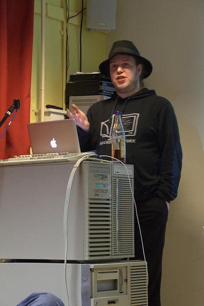 Bestand:Lecturer bugblue.jpg